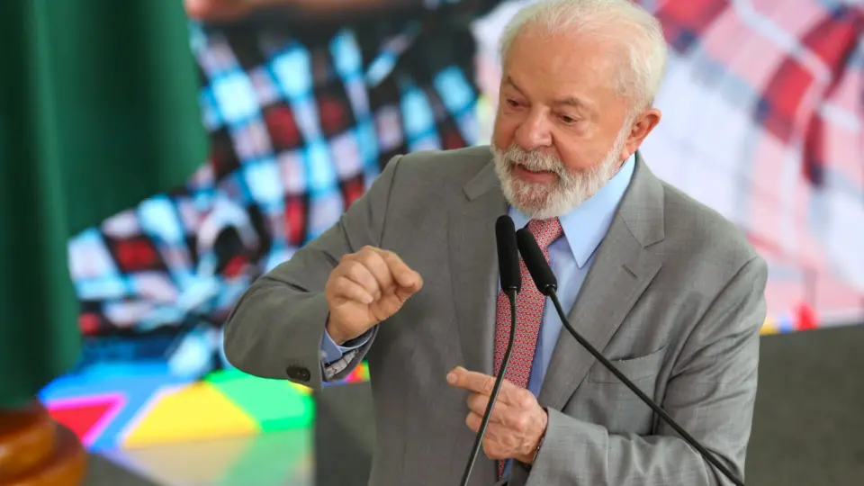 Economista: Fala de Lula sobre mudança na meta fiscal evita subordinação ao mercado