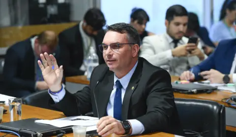 Flávio Bolsonaro acessou cofre antes de pagar R$ 638 mil em dinheiro vivo por 2 imóveis