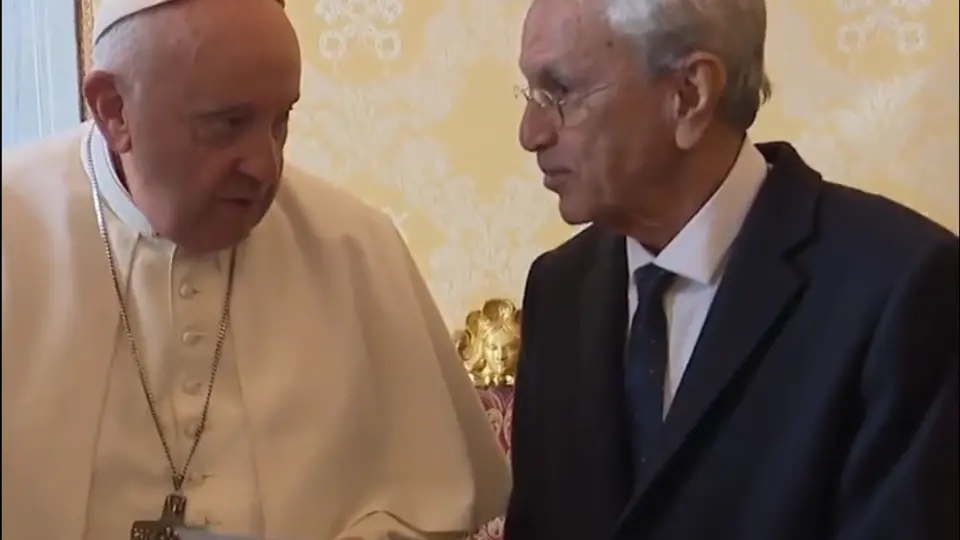 Caetano Veloso recebe benção do Papa Francisco durante visita ao Vaticano