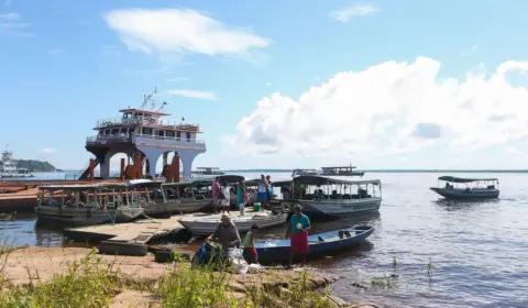 Manaus decreta emergência por causa da seca recorde que afeta o Rio Negro