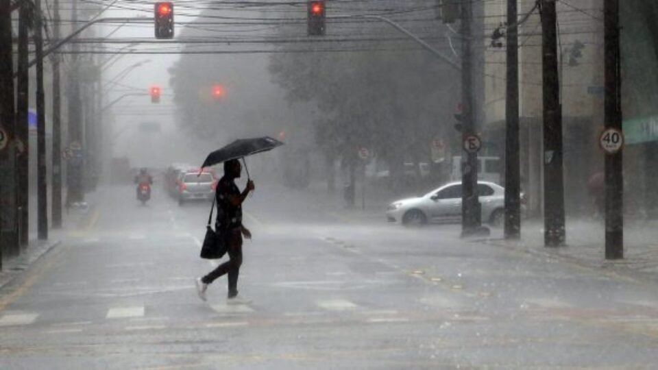 Chuvas fortes e rajadas de vento podem atingir todas as regiões brasileiras