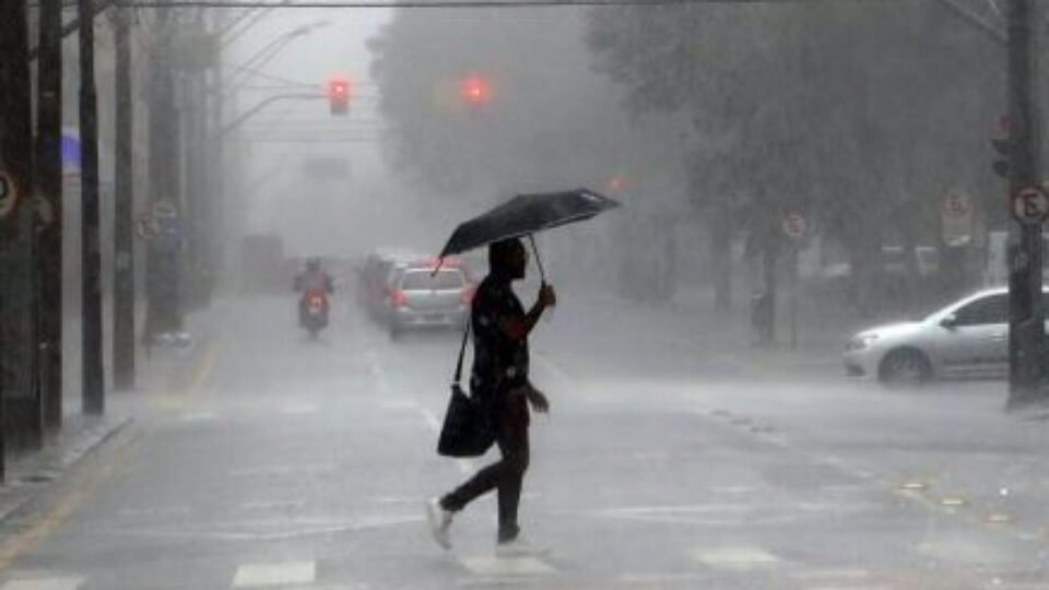 Inmet prevê chuvas intensas em quase todo o país; veja a previsão
