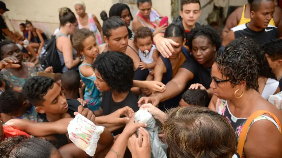 Cariocas celebram Cosme e Damião com tradicional distribuição de doces
