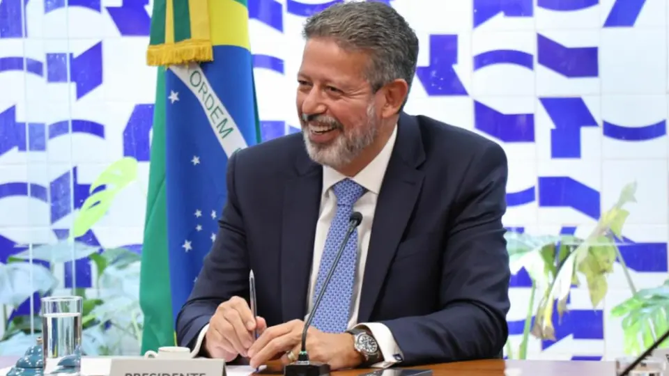 À Folha, Lira confirma loteamento político da Caixa em troca de apoio ao governo