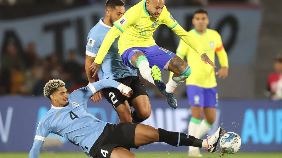 Neymar sofre lesão no joelho e vai ficar afastado dos gramados por seis meses