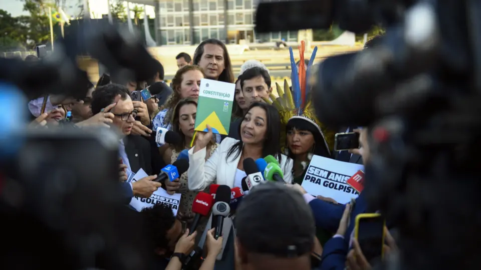 Eliziane Gama rebate ataques de Bolsonaro: ‘Suas palavras não valem nada’