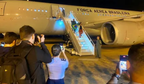 Avião da FAB chega ao Brasil com 211 repatriados; faltam 2,5 mil, diz ministra