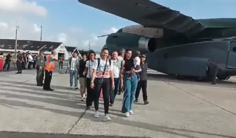 Avião com mais 69 brasileiros repatriados de Israel pousa no Recife