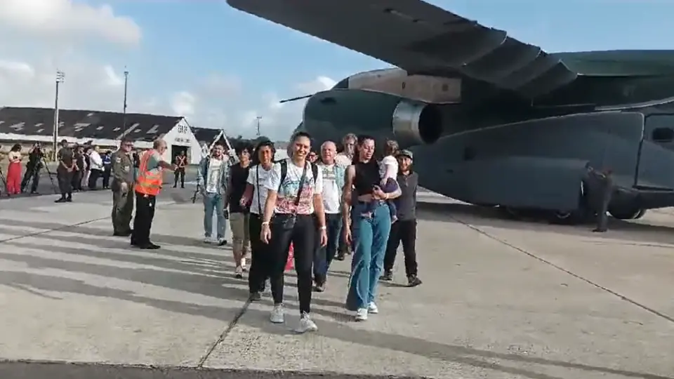 Avião com mais 69 brasileiros repatriados de Israel pousa no Recife