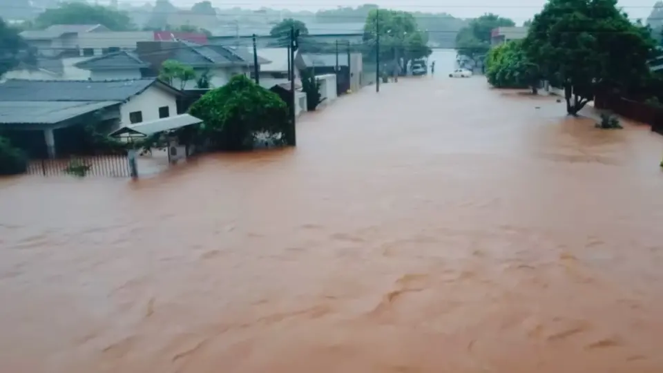 Tempestade causa enchentes no Paraná; veja previsão