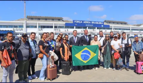 Equipe do Itamaraty recebe repatriados na Base Aérea do Galeão, no Rio de Janeiro