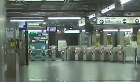 Metroviários vão decidir em assembleia se estendem greve até quarta-feira