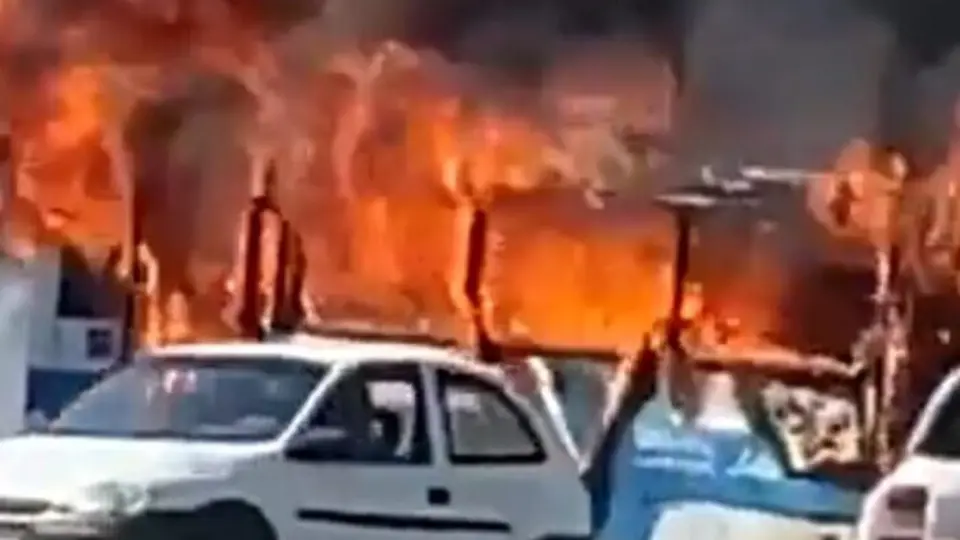 Zona Oeste do RJ: 35 ônibus e um trem são incendiados após morte de miliciano