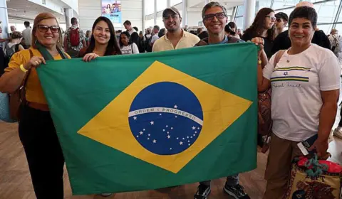 Mais 214 brasileiros chegam ao RJ vindos de Israel, após pedirem repatriação