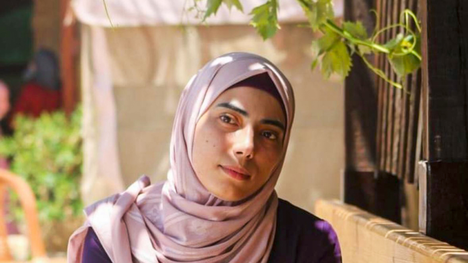Poeta e romancista palestina morre em bombardeio a Khan Yunis, no Sul de Gaza