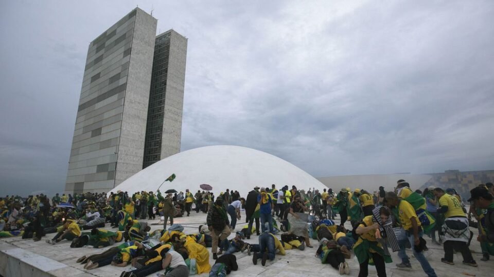 Maioria do Brasil condena atos golpistas, e quase metade vê influência de Bolsonaro