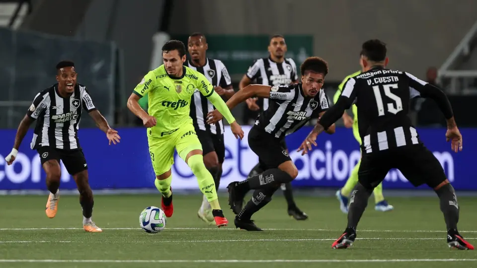 Virada do Palmeiras sobre Botafogo deixa em aberto disputa pelo título do Brasileirão