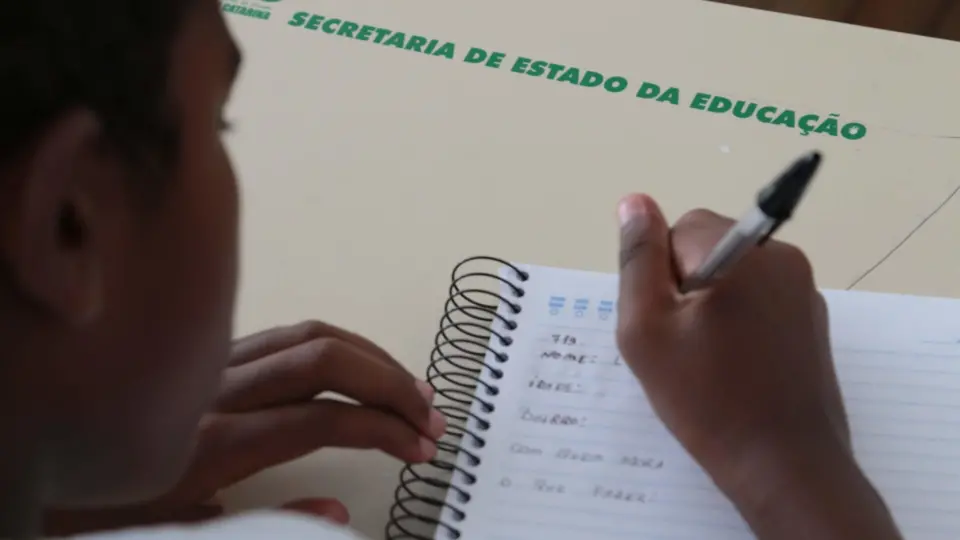 Governo de Santa Catarina censura livros escolares de colégios em Florianópolis