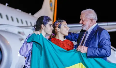 Repatriados de Gaza chegam ao Brasil e são recepcionados por Lula