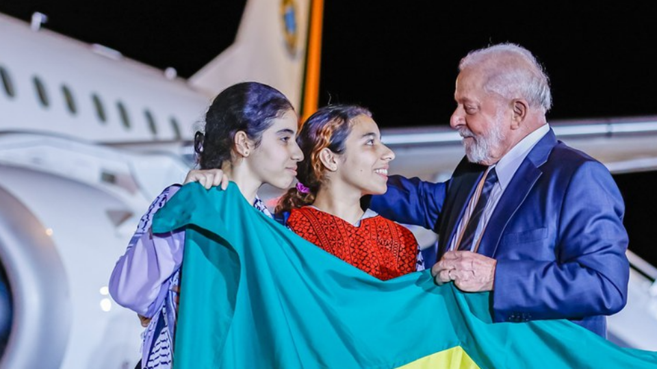 Repatriados de Gaza chegam ao Brasil e são recepcionados por Lula