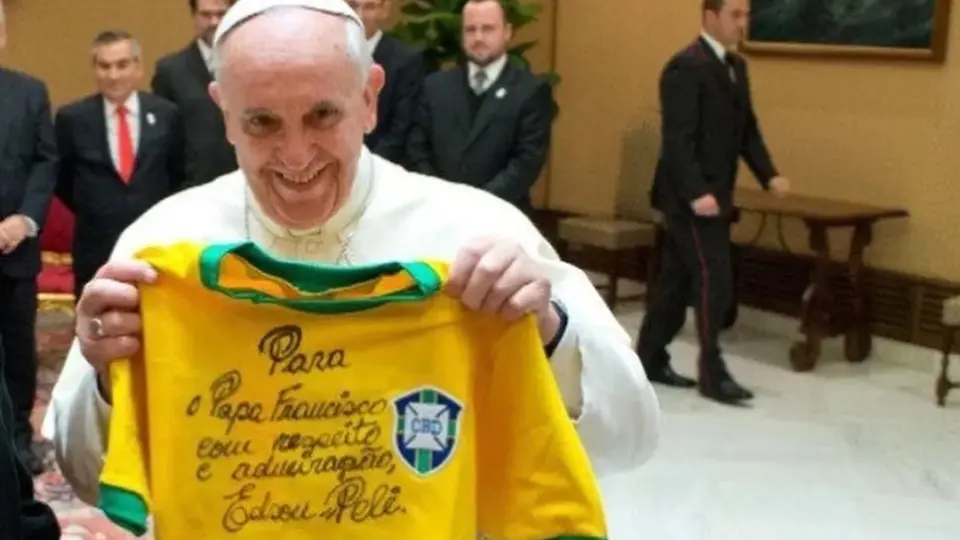 Nem Messi, nem Maradona: Papa Francisco elege Pelé como melhor do futebol mundial