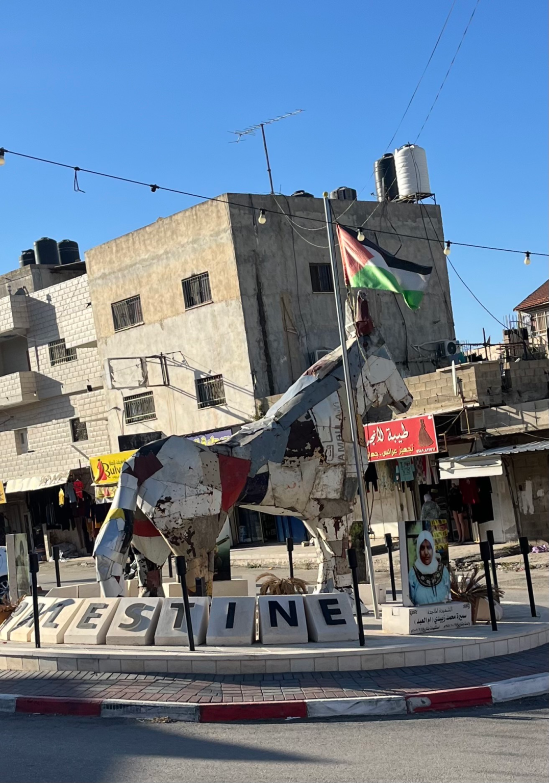 Escultura equestre da resistência palestina na cidade de Jenin, Cisjordânia.