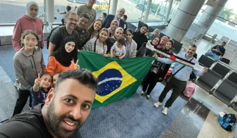 Avião com brasileiros resgatados de Gaza decola do Egito e chega hoje ao Brasil