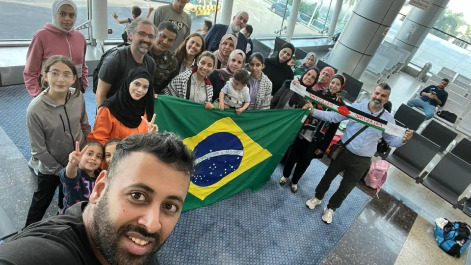 Avião com brasileiros resgatados de Gaza decola do Egito e chega hoje ao Brasil