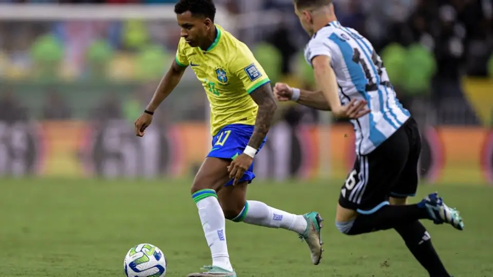 Brasil perde da Argentina em jogo marcado por briga fora de campo no Maracanã