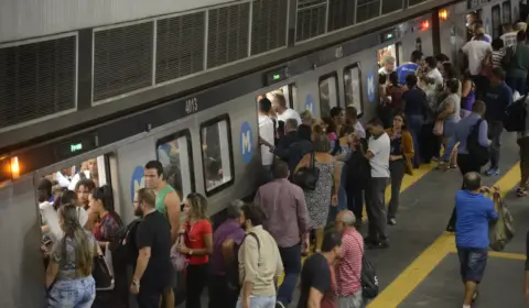 Governador de São Paulo anuncia possível aumento na tarifa de metrô e trens em 2024