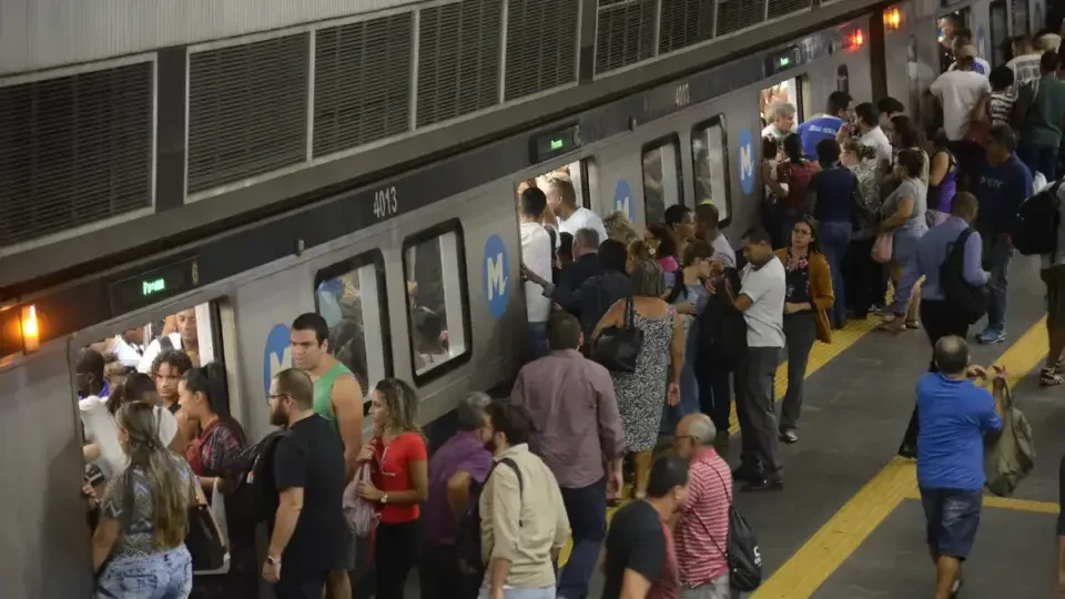 Governador de São Paulo anuncia possível aumento na tarifa de metrô e trens em 2024