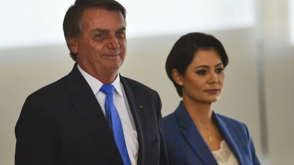 Investigada pela PF, Michelle Bolsonaro viaja para os EUA e causa desconforto no PL