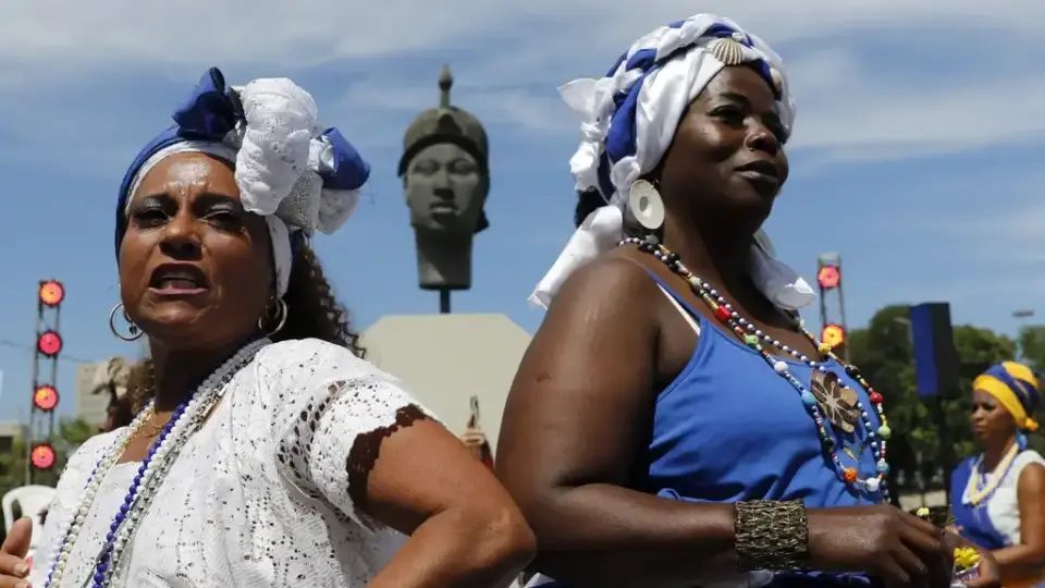 Negros e mulheres sofrem mais com cobrança de impostos no Brasil, diz Ipea