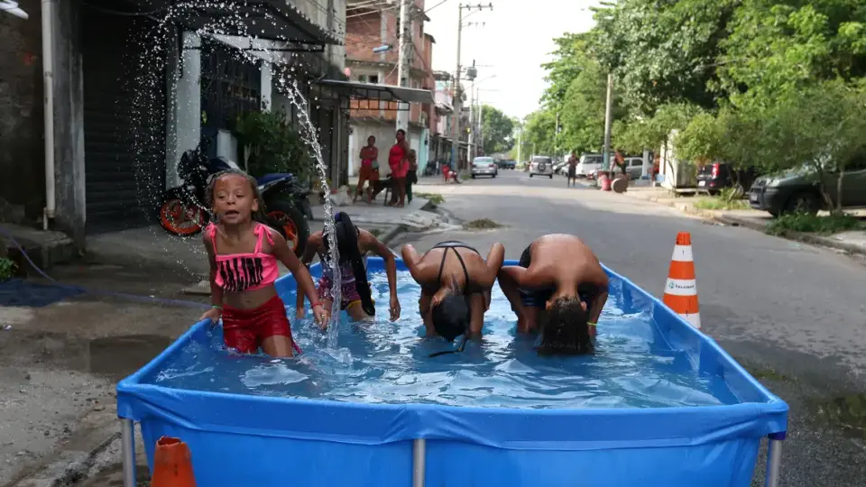Rio de Janeiro tem calor recorde e registra sensação térmica de quase 60°C