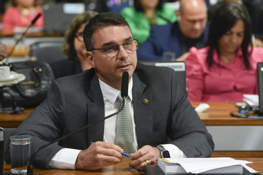 PF vê relação entre Flávio Bolsonaro e Domingos Brazão, denunciado pela morte de Marielle
