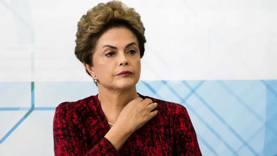Dilma rebate provocação por viajar na primeira classe: ‘Sou presidente de banco’