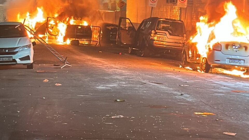 Após rebaixamento, torcedores do Santos incendeiam veículos e depredam Vila Belmiro
