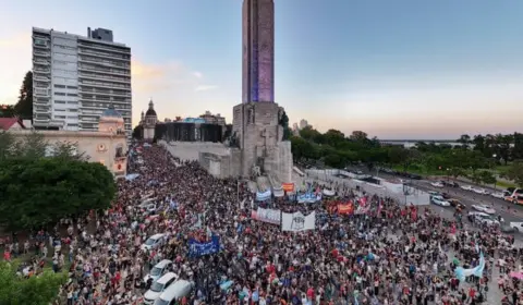 Pela segunda noite, argentinos protestam contra medidas de Milei; polícia usa violência