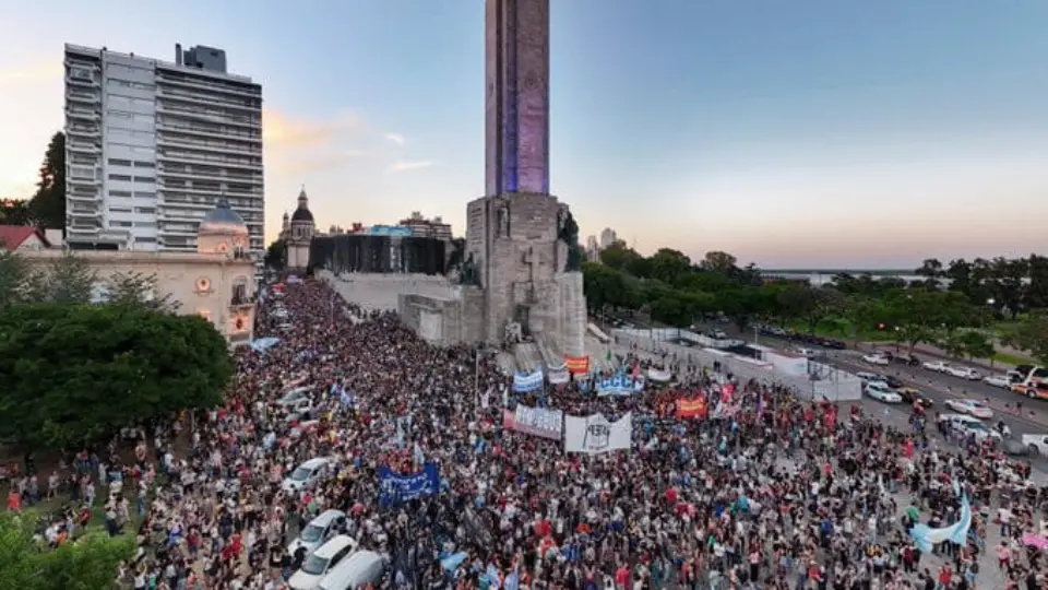Pela segunda noite, argentinos protestam contra medidas de Milei; polícia usa violência