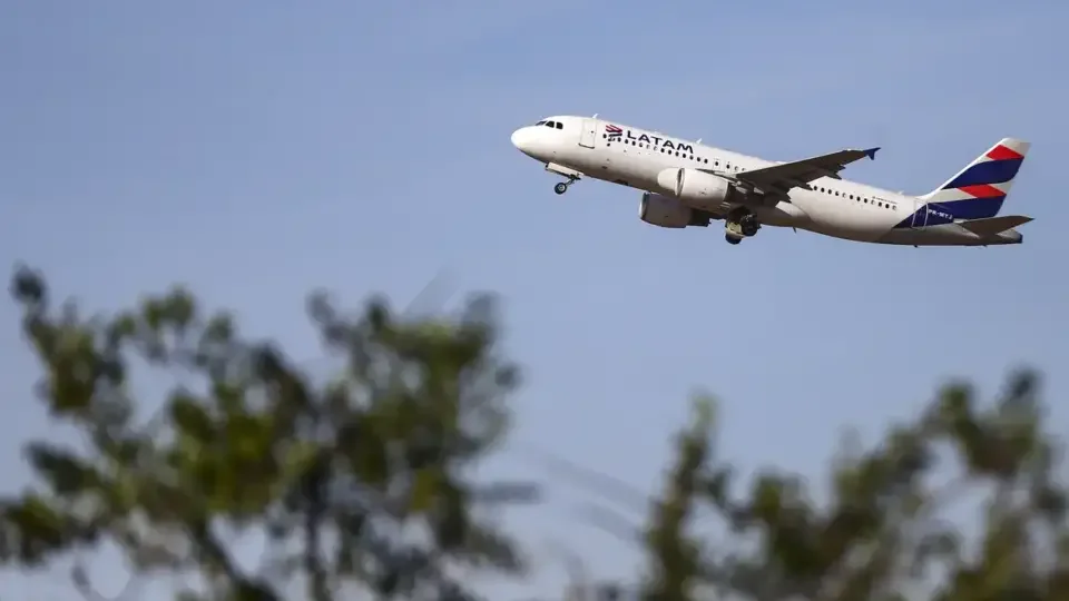 Governo pretende anunciar redução das passagens aéreas até dia 20, diz jornal