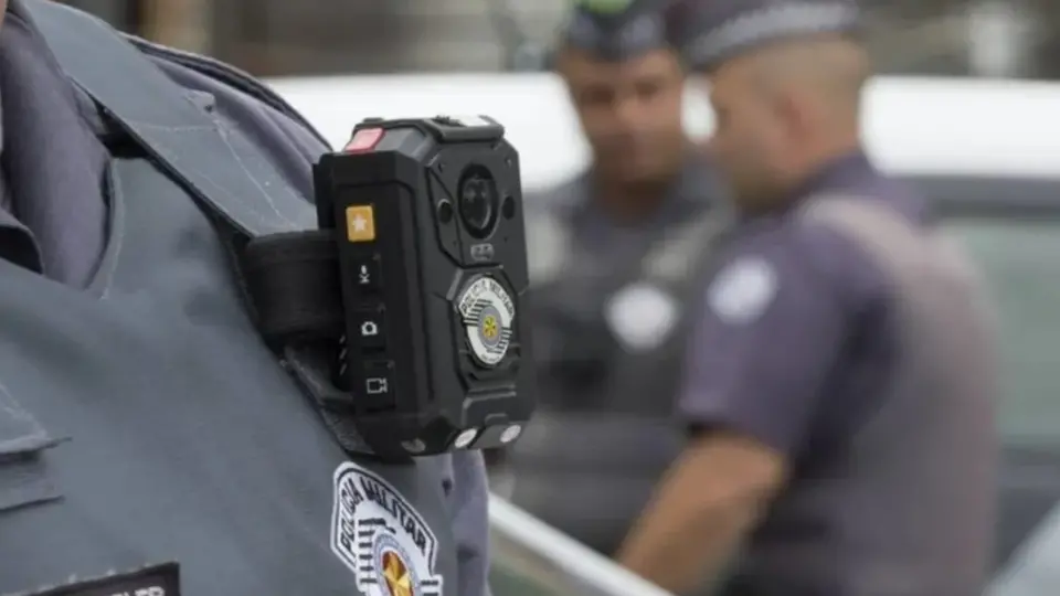 Bancada da bala quer proibir uso de câmeras corporais para punir crimes de policiais