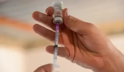 Ministério da Saúde antecipa nova dose da vacina bivalente para idosos