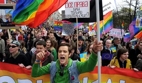 Rússia proíbe ‘movimento LGBT’ no país e o classifica como ‘extremista’