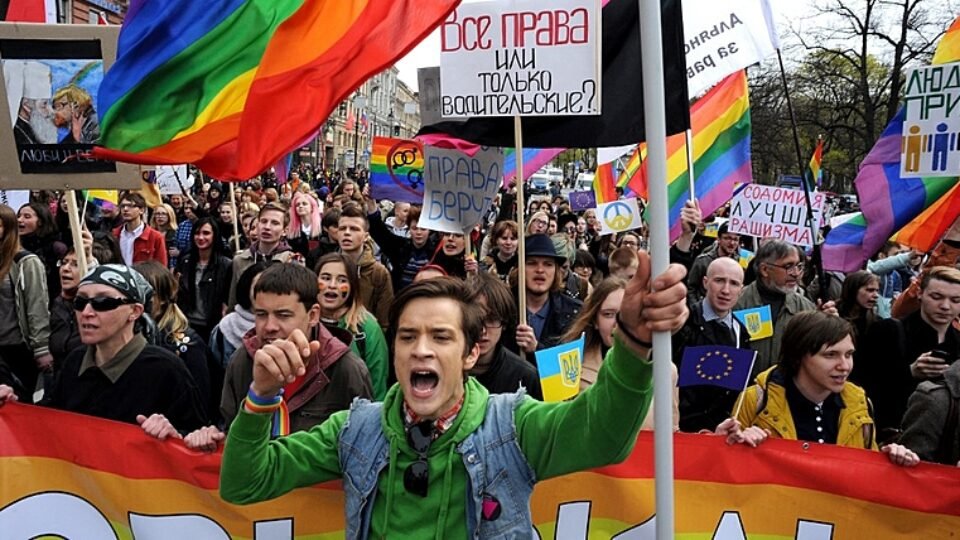 Rússia proíbe ‘movimento LGBT’ no país e o classifica como ‘extremista’