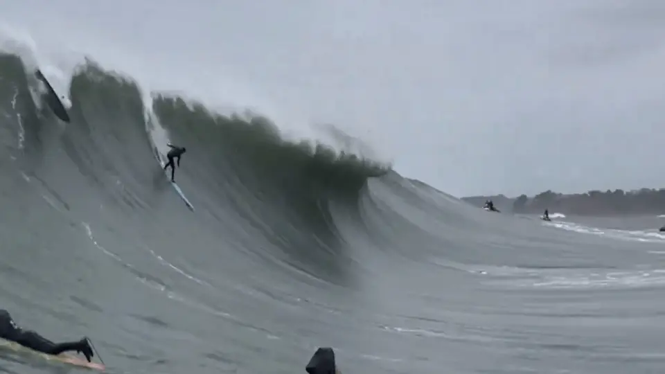Tempestades no Pacífico formam ondas gigantes na Califórnia; veja vídeos