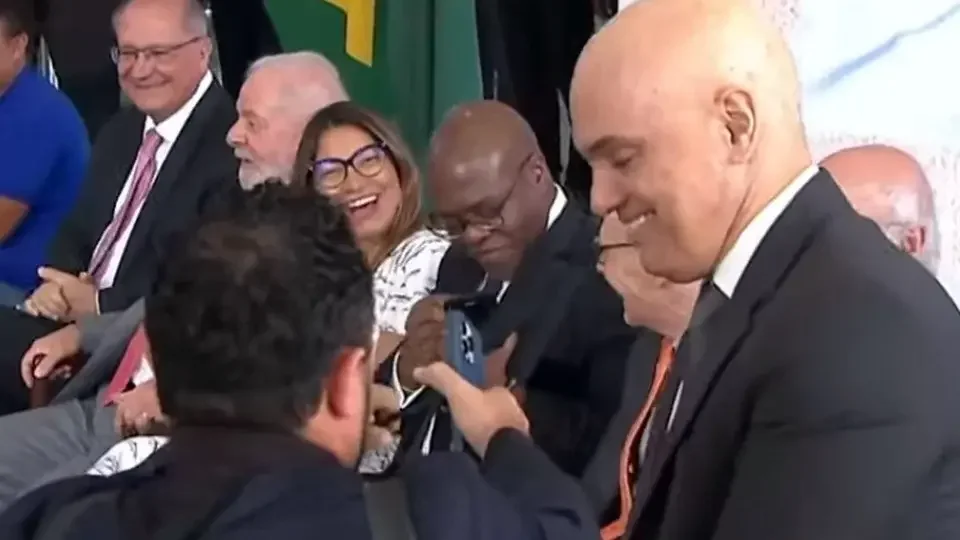 Moraes é recebido aos gritos de ‘Xandão’ em cerimônia no Planalto do Planalto
