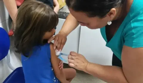 Deputada aciona MPF contra CFM por questionar vacina da Covid-19 em crianças