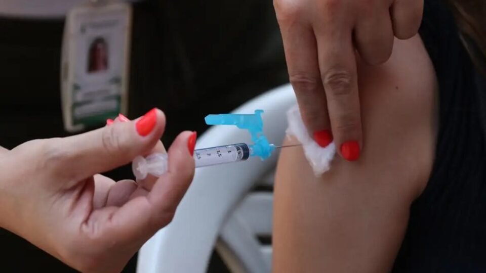Vacina contra a dengue: primeiro lote com 720 mil doses chega ao Brasil