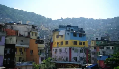 Metade da população LGBTQIAP+ de favelas sofreu discriminação no trabalho
