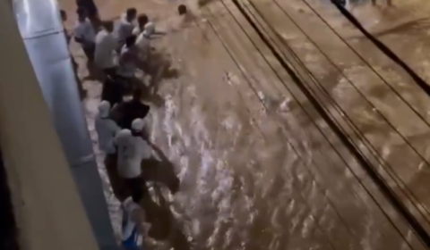 Membros de torcida organizada do Cruzeiro salvam pessoas ilhadas durante chuva em BH